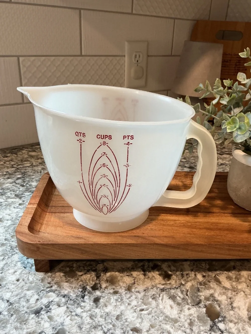 Vintage Tupperware 2 qt batter bowl/measuring cup